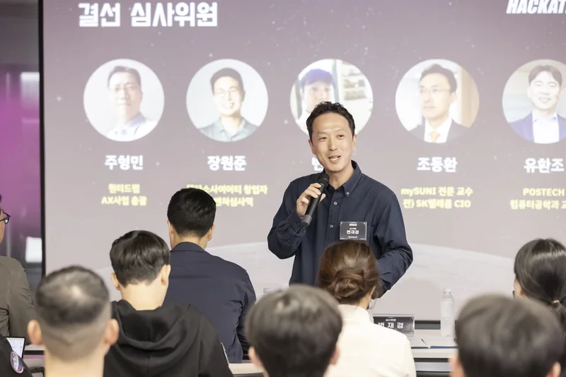 결선 심사위원 소개 화면 앞에서 인사하는 심사위원