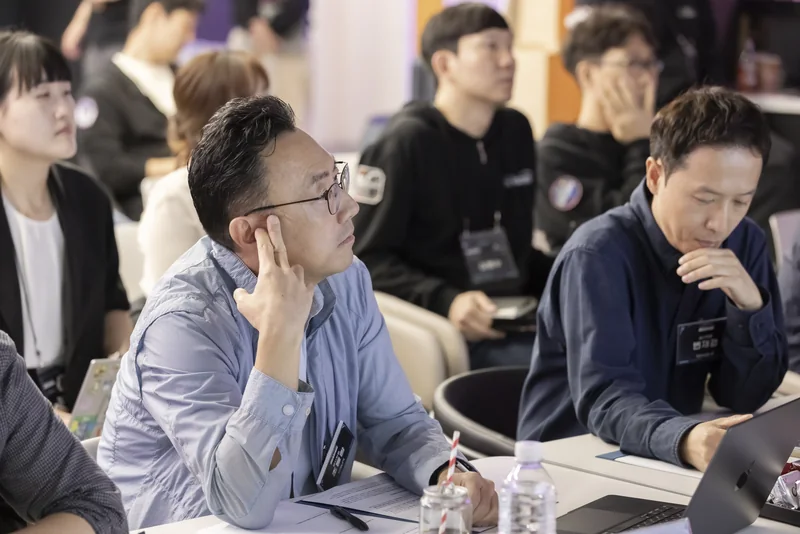 발표를 집중해서 듣는 심사위원들