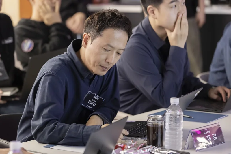노트북으로 자료를 살펴보는 심사위원